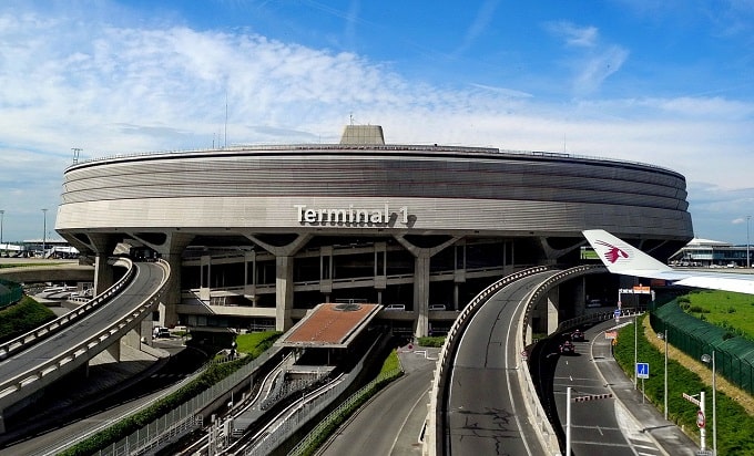 Carreteras de acceso y fachada exterior redonda de la Terminal 1 del aeropuerto de Paris-Charles de Gaulle