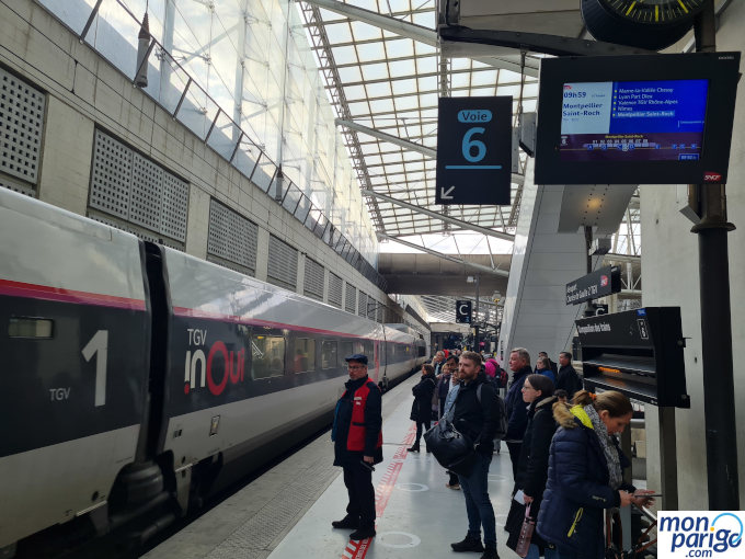 Tren de Alta Velocidad (TGV) llegando a la estación del eropuerto de París-Charles de Gaulle (CDG)