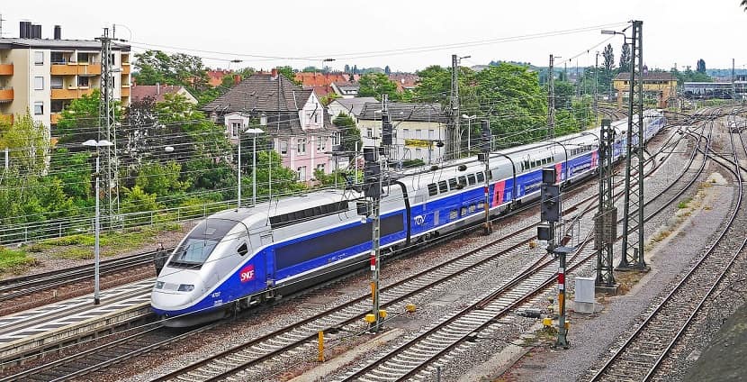 Tren de Alta Velocidad (TGV) circulando por la red ferroviaria de Francia