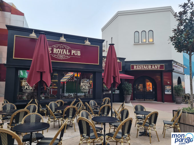 Fachada exterior y terraza del restaurante The Royal Pub com mesas y sombrillas