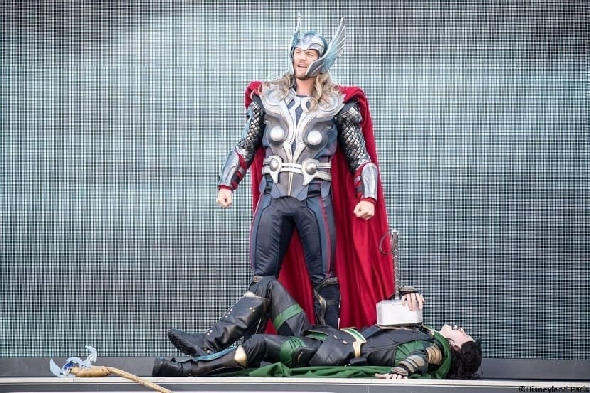 Thor de pie con Loki derrotado en el suelo en Stark Expo de Disneyland Paris