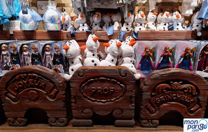 Camas de madera con los nombres de los siete enanitos tallados en Disneyland Paris
