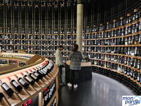 Estanterías con botellas de vino de Burdeos y otras regiones de Francia y el mundo