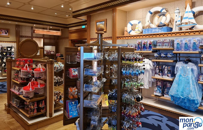 Tienda Disney con juguetes, llaveros, vestidos y más