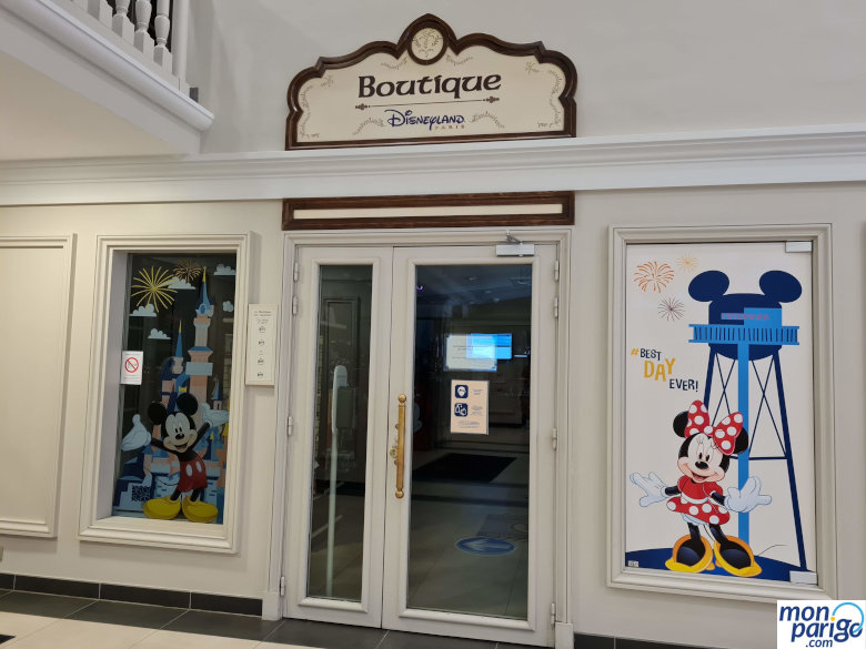 Puerta de la tienda del hotel B&B Disneyland Paris