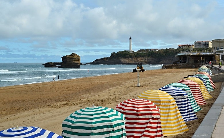 Toldos de colores en la gran playa de Biarritz en Francia