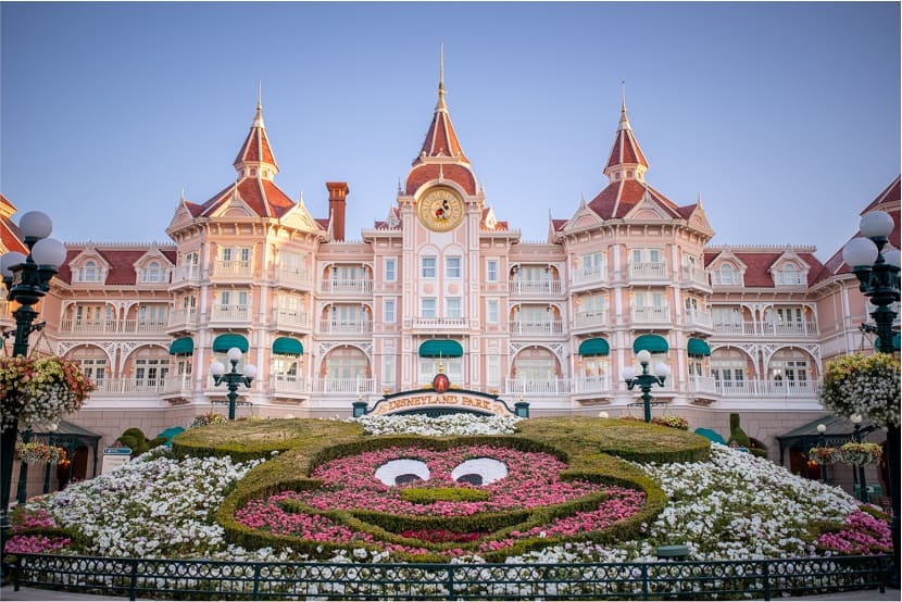 Topiaria de Mickey en el acceso a Disneyland Paris