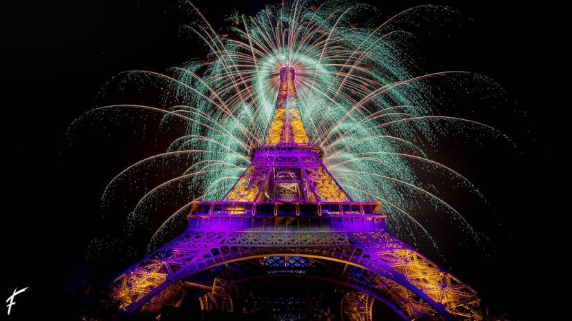 Fuegos artificiales durante la celebración del 14 de julio en París