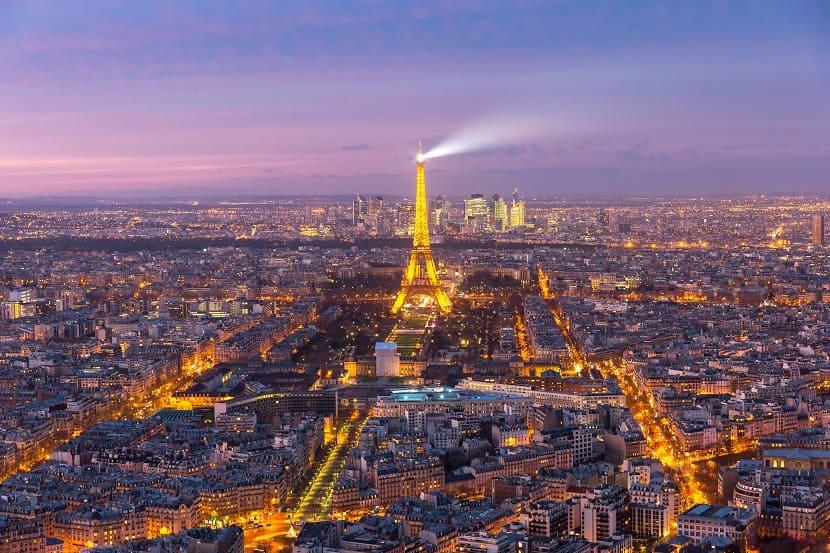 Anochecer en París con la torre Eiffel iluminada