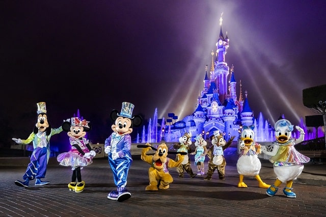 Personajes con sus trajes diseñados para el 30º aniversario de Disneyland Paris con ganas de darte la bienvenida
