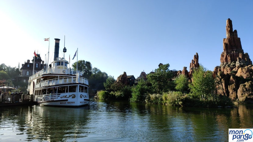 Barco en el río que rodea el Tren de la Mina (Big Thunder Mountain) de Disneyland Paris