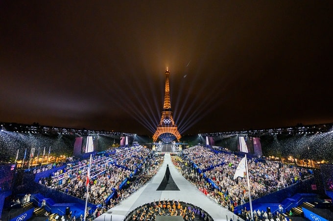 Vista desde el Tracadero del escenario principal de la ceremonia de apertura cuyo escenario es una Torre Eiffel invertida - Juegos Olímpicos de París 2024