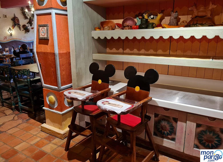 Tronas de madera con orejas de Mickey para que los niños puedan comer en Disneyland Paris