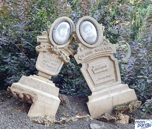 Tumbas en el cementerio de la mansión encantada de Phantom Manor en Disneyland Paris