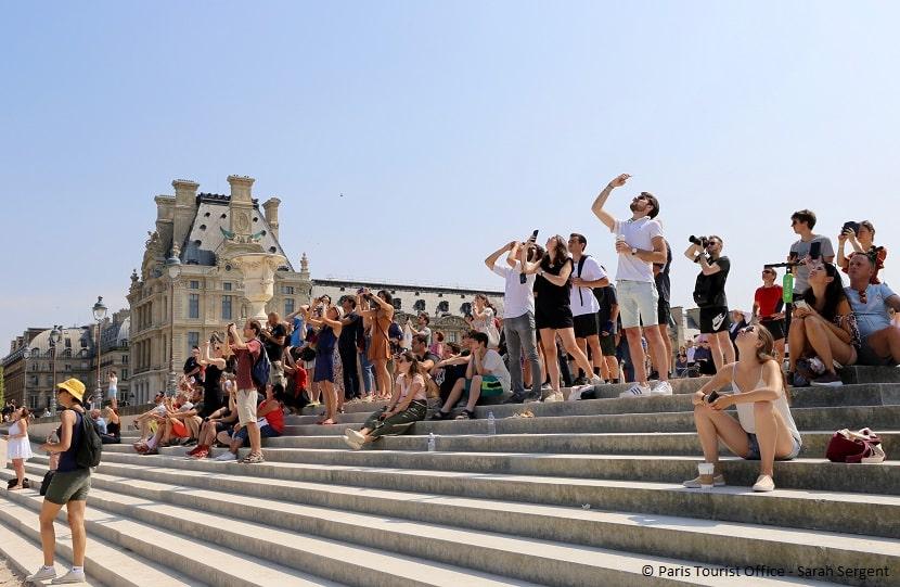 Varios grupos de turistas fotografiando París