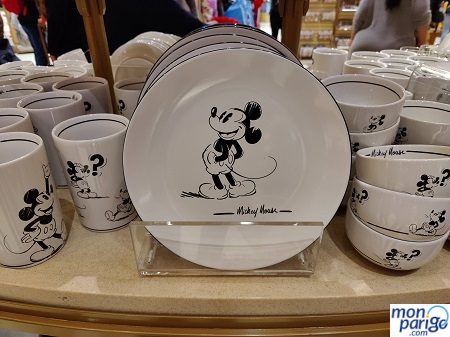 Vajilla de Mickey en una tienda de Disneyland Paris