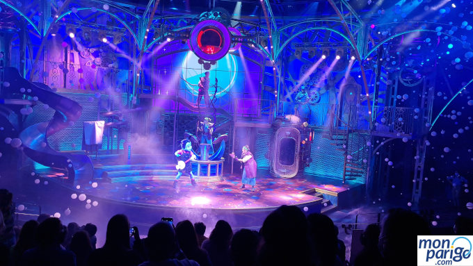 Vampirina con una guitarra eléctrica sobre el escenario del espectáculo Disney Junior Dream Factory de Disneyland Paris