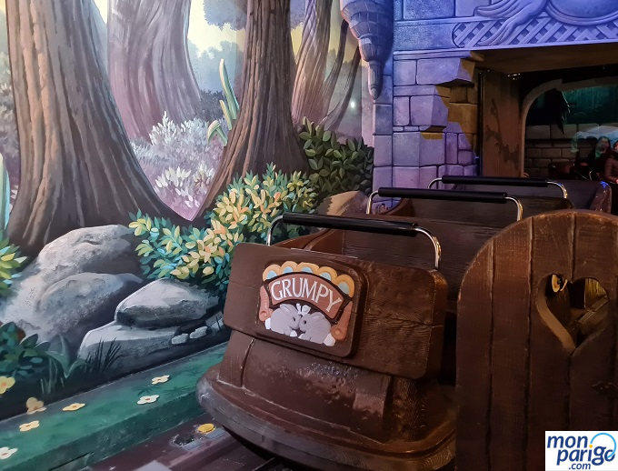 Coches de madera con el nombre de los siete enanitos de Blancanieves en Disneyland Paris