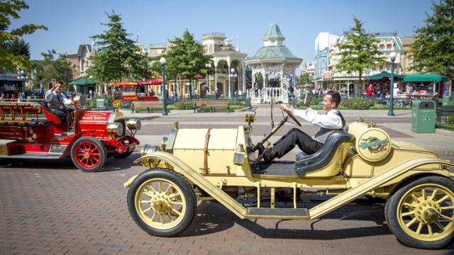 Vehículos a motor antiguos circulando por Main Street en Disneyland Paris Vehículos a motor antiguos circulando por Main Street en Disneyland Paris