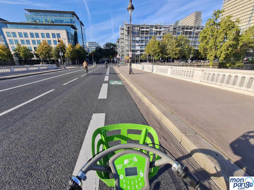 Circulando con una bicicleta Velib por un carril bici de París.
