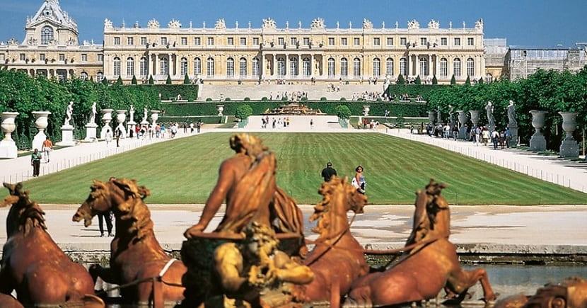 Vista con perspectiva de los jardines del Palacio de Versalles