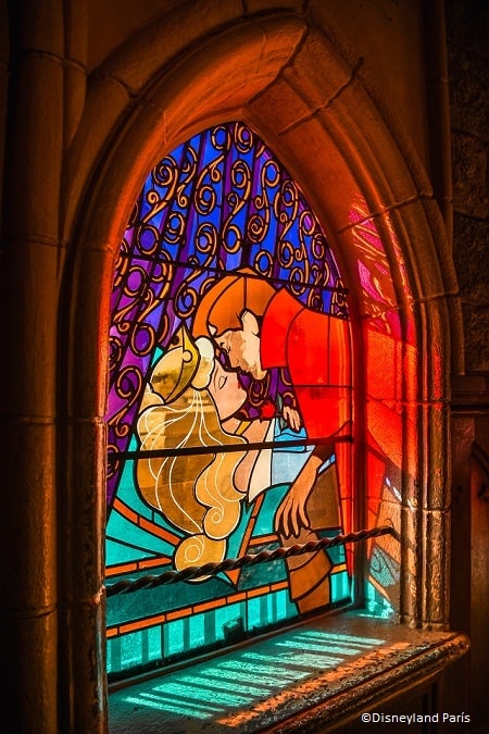 Vidriera de la Bella Durmiente y el príncipe Felipe dentro del castillo de Disneyland Paris