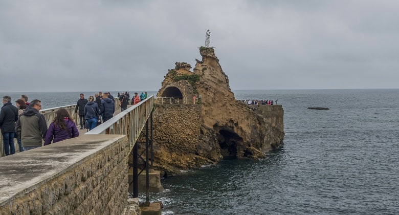 Pasarela hacia la Roca de la Virgen en Biarritz rodeada de mar