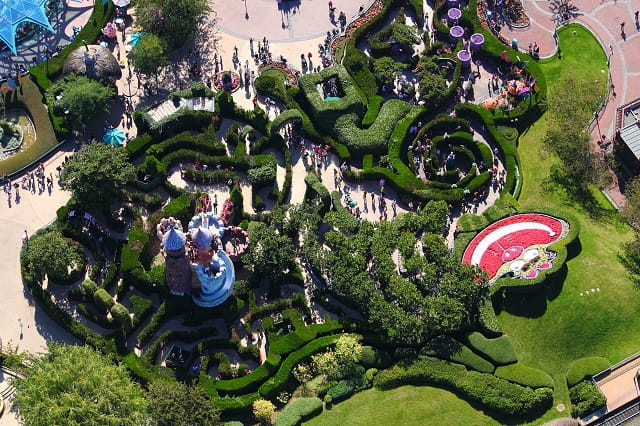 Vista aérea del laberinto de Fantasyland en Disneyland Paris