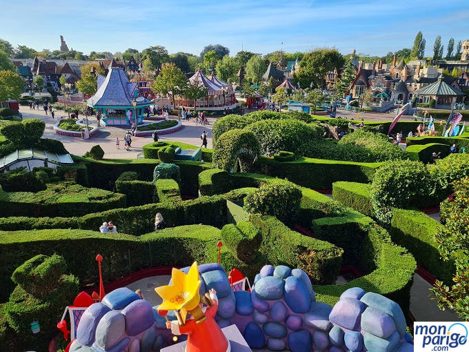 Laberinto con arbustos verdes del Curioso Laberinto de Alicia en Disneyland Paris