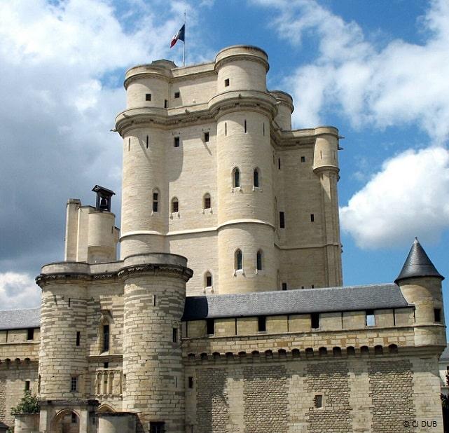Torre del Homenaje del castillo de Vincennes, con las banderas flotando
