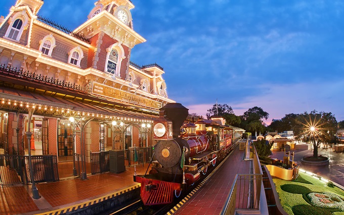 Tren de vapor en la estación del parque Magic Kingdom Orlando