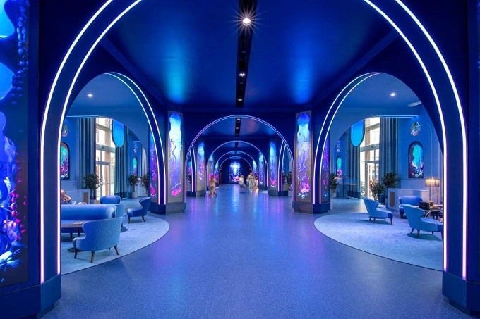 Sofás y decoración azul moderna en el Grand Magic Hotel de Disneyland Paris