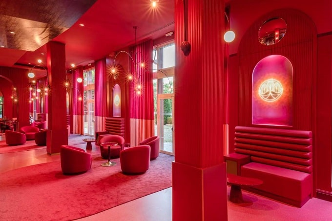 Butacas y decoración color rojo en el Grand Magic Hotel de Disneyland Paris